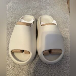 Yeezy slides cream